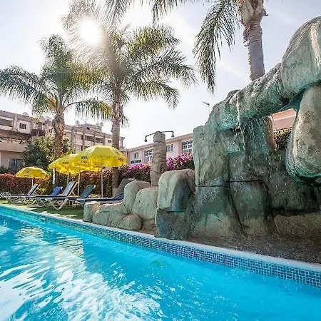 Estella Apartahotel